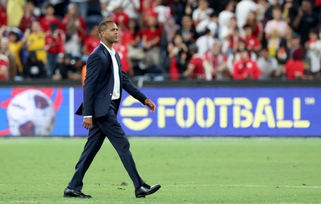 Vừa ngồi vào ghế nóng, HLV Kluivert đã bị dọa sa thải