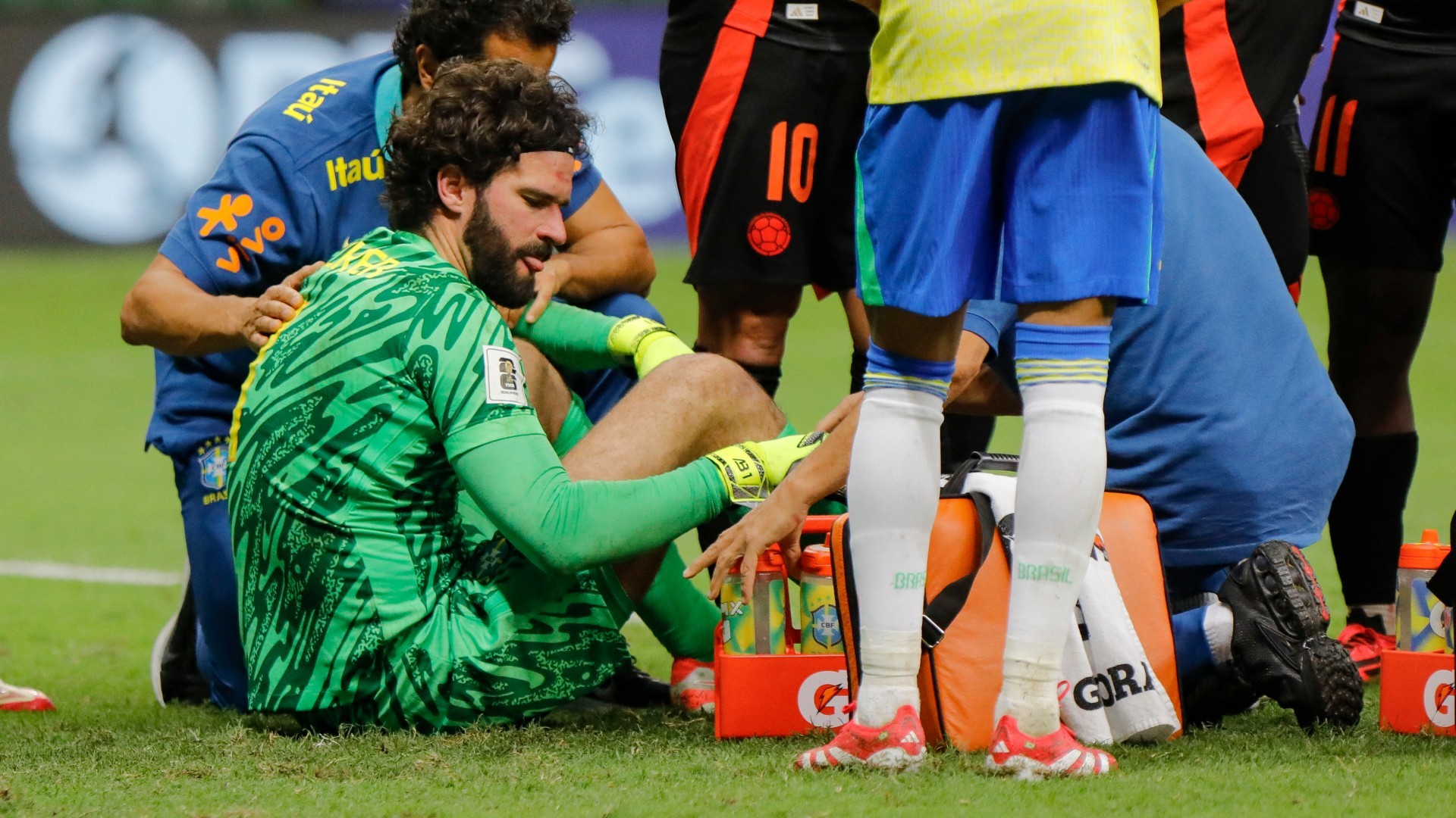 Sau va chạm kinh hoàng, Alisson sớm rời ĐT Brazil