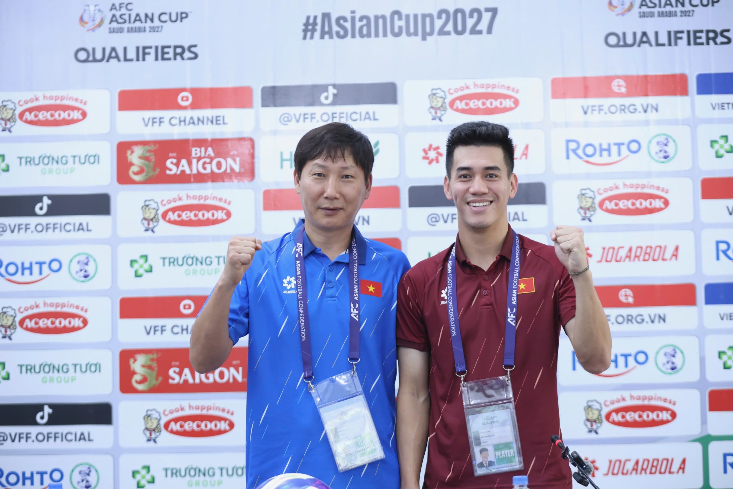 HLV Kim Sang Sik thận trọng với "Lào kiều", Tiến Linh quyết ghi bàn tặng khán giả đặc biệt