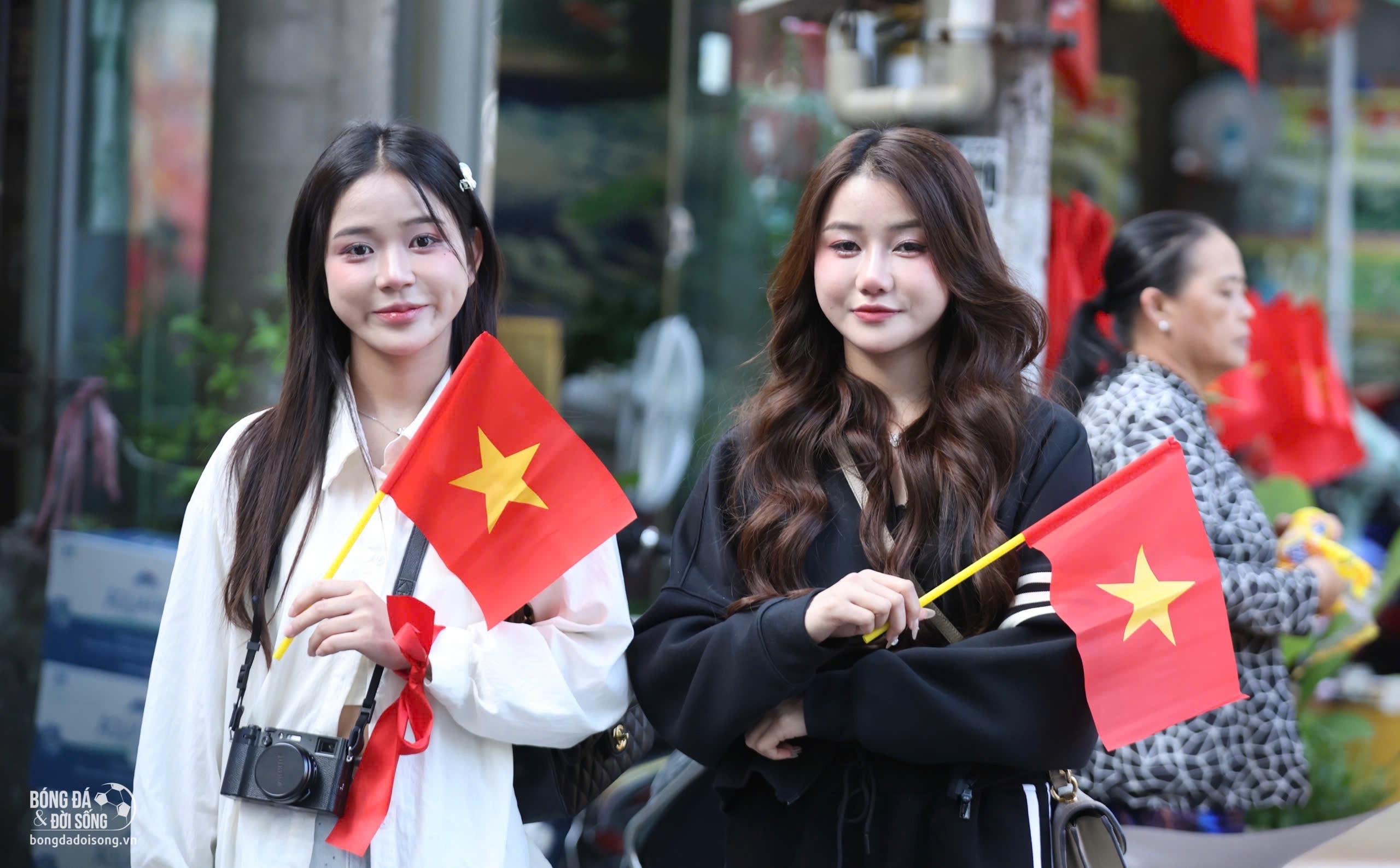 Dàn fangirl tiếp lửa ĐT Việt Nam: Xinh đẹp rạng ngời, visual thắp sáng sân Bình Dương