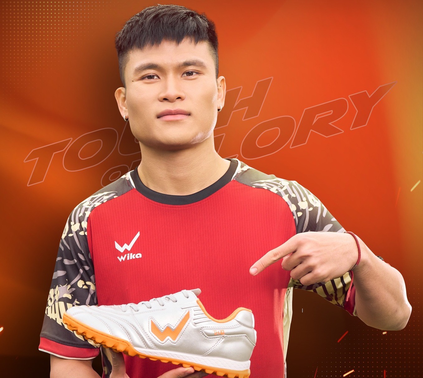 Tiền đạo Tuấn Hải và Wika ra mắt siêu phẩm giày bóng đá TH10