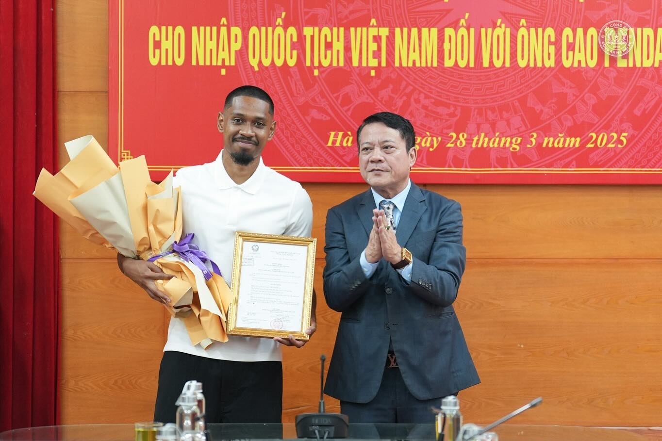 Cao Pendant Quang Vinh hát quốc ca, tuyên thệ bằng tiếng Việt