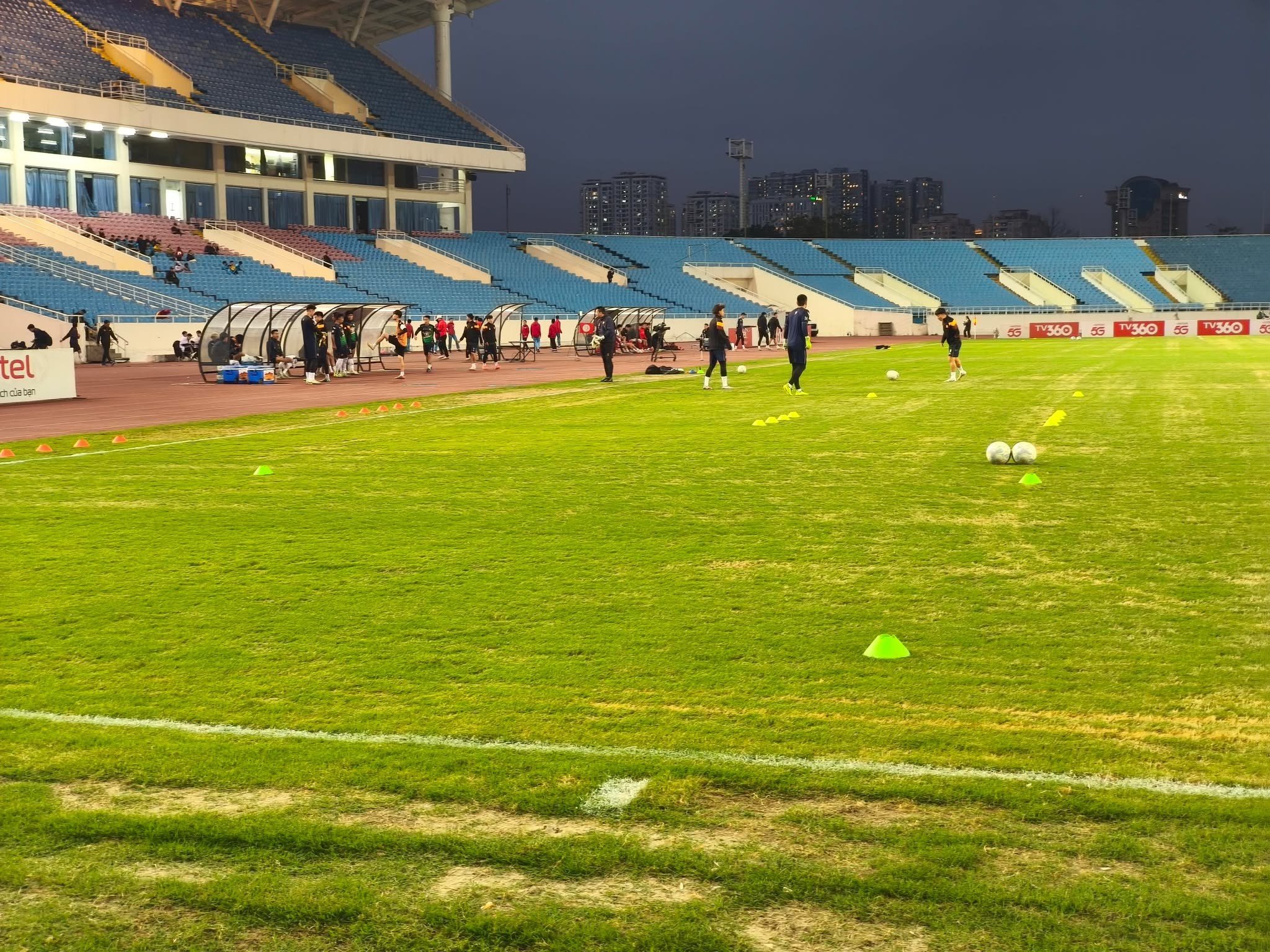 Sân Mỹ Đình xấu thậm tệ, VPF ra thông báo khẩn