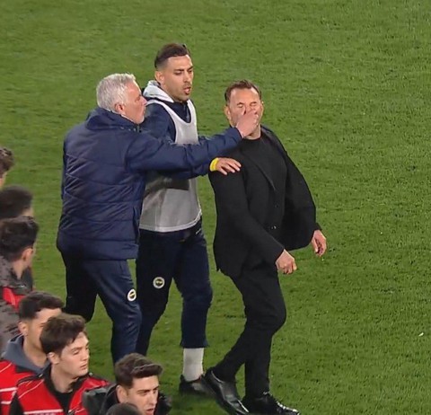 HLV Mourinho "tác động vật lý" đối thủ