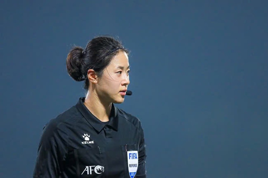 Nữ trọng tài Hàn Quốc xinh đẹp bắt chính trận ra quân U17 Việt Nam