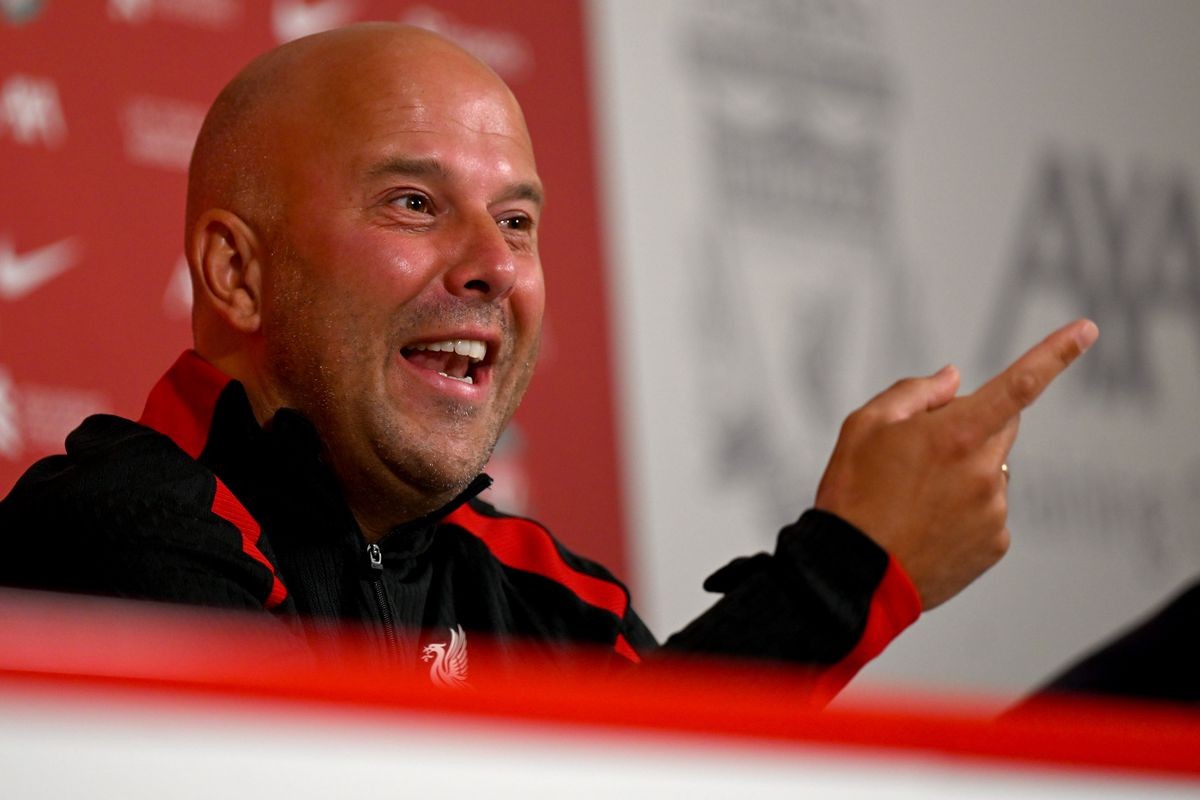 HLV Arne Slot phản pháo huyền thoại Liverpool