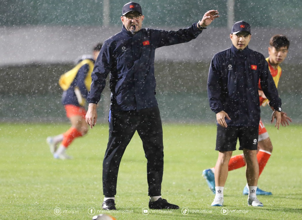 ĐT U17 Việt Nam luyện quân giữa mưa lạnh, quyết tâm gây sốc trước U17 Nhật Bản