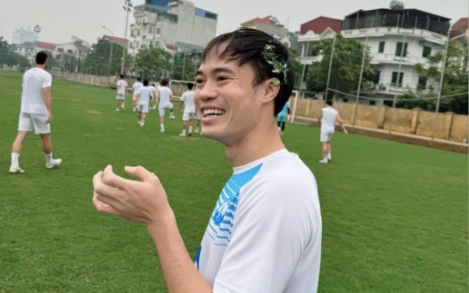 Văn Toàn bị "úp sọt", phải có võ mới né được trò hiểm của đồng đội