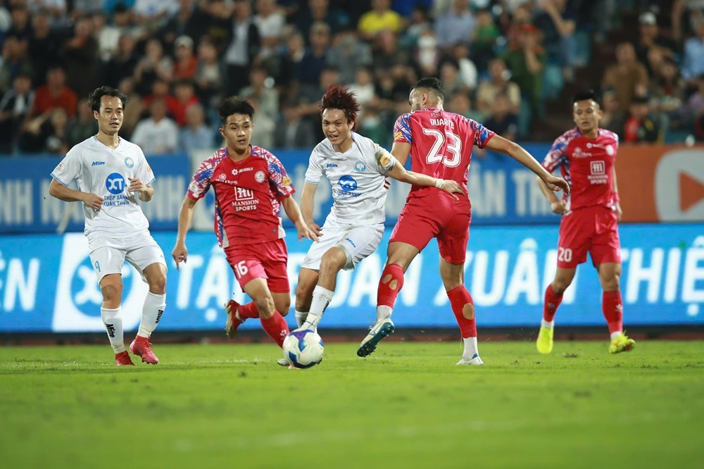 Kết quả V-League: Trọng tài rút 2 thẻ đỏ, Nam Định hòa CLB TP.HCM trong trận cầu căng thẳng