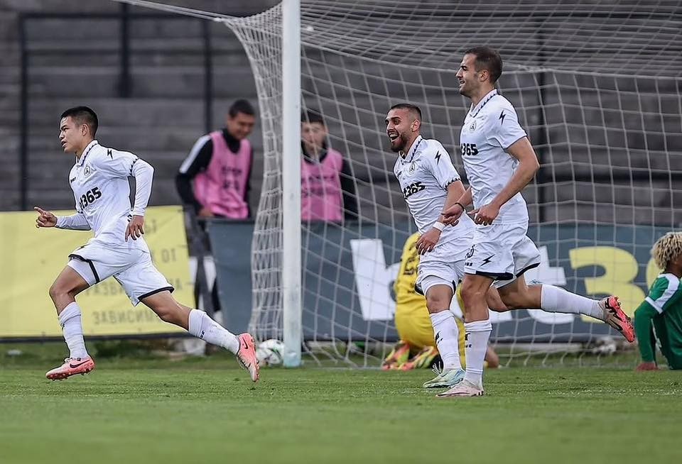 Tiền vệ Việt kiều 19 tuổi lần đầu tỏa sáng ở trời Âu, gây chú ý với thể hình cực tốt