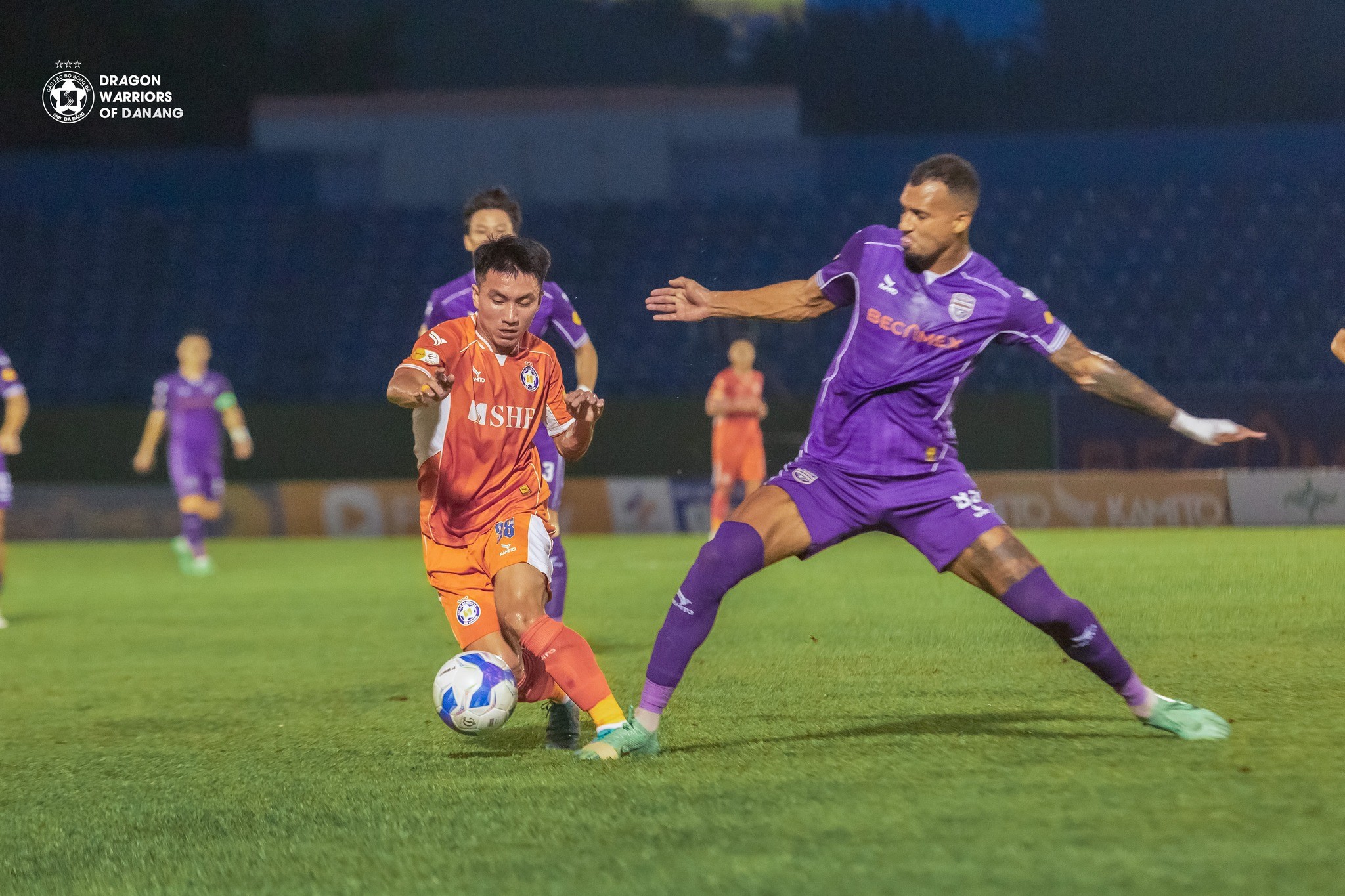 SHB Đà Nẵng báo động đỏ, V-League nóng rực cuộc đua trụ hạng