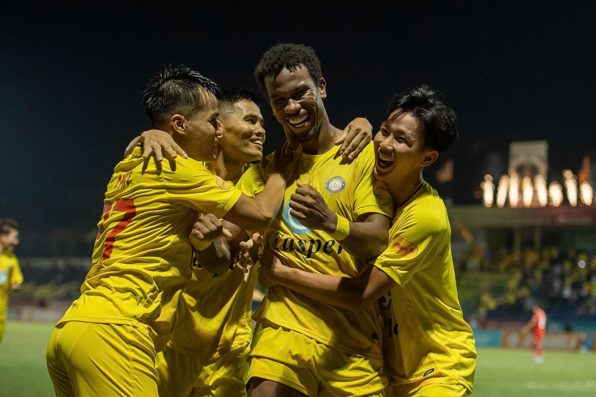 Kết quả V.League: Ribamar "làm tất ăn cả", Thanh Hóa vùi dập Thể Công Viettel