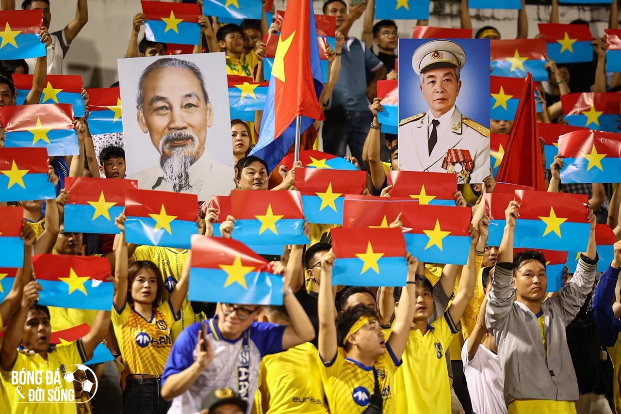 Cổ động viên xứ Nghệ tổ chức chương trình đặc biệt, mừng ngày thống nhất đất nước tại sân Hàng Đẫy