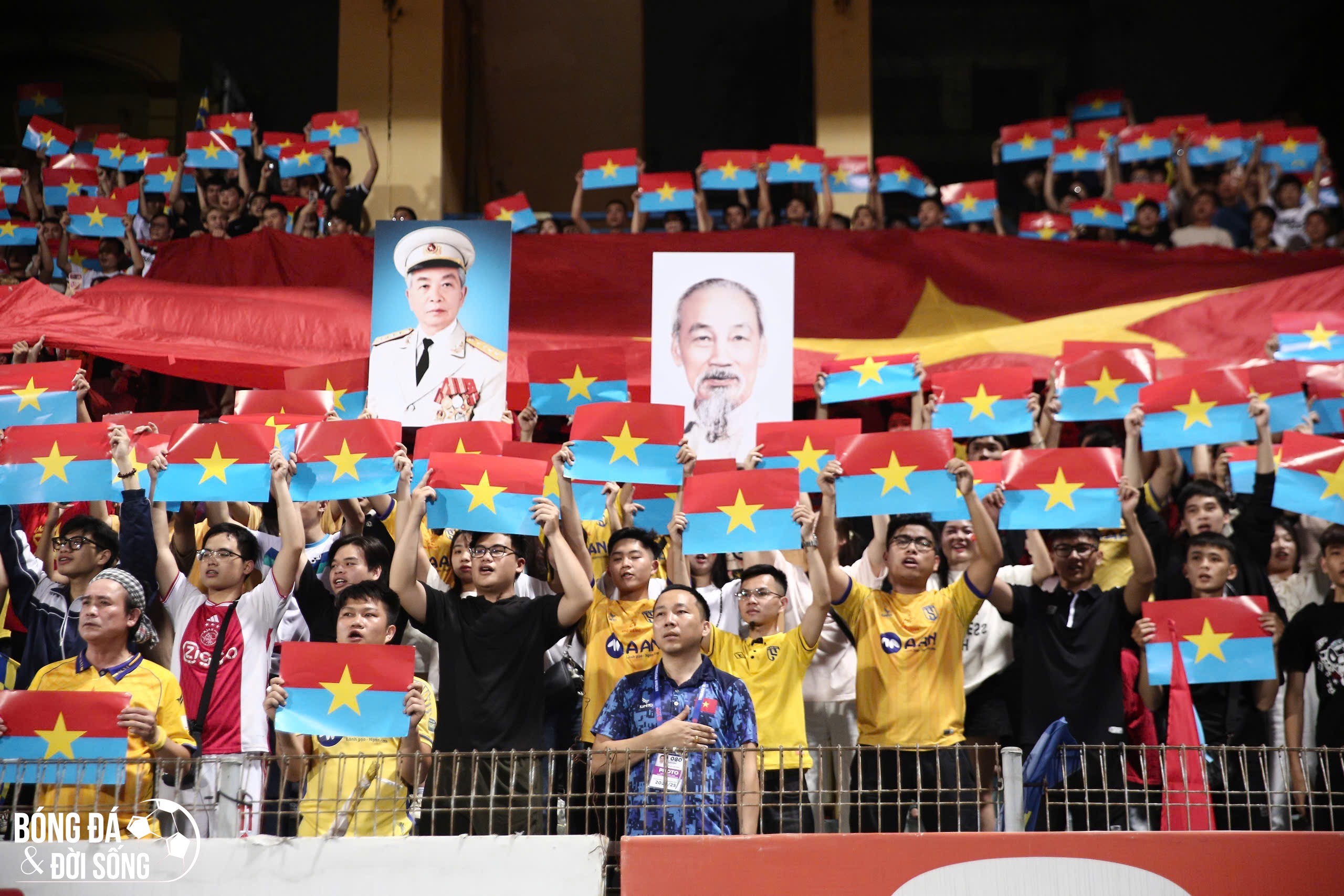 Sông Lam Nghệ An thắp lửa SVĐ Hàng Đẫy: Trăm lá cờ, một tấm lòng xứ Nghệ