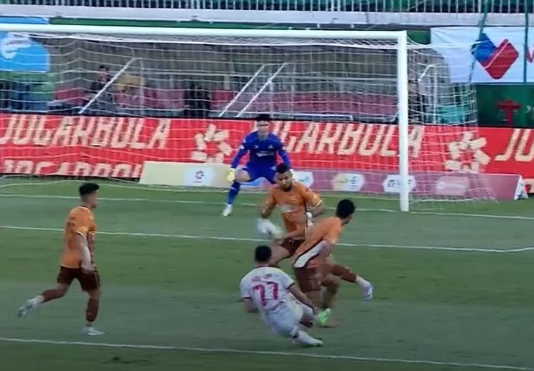 Trọng tài gây tranh cãi khó tin, VAR bỏ qua phạt đền "cứu" HAGL