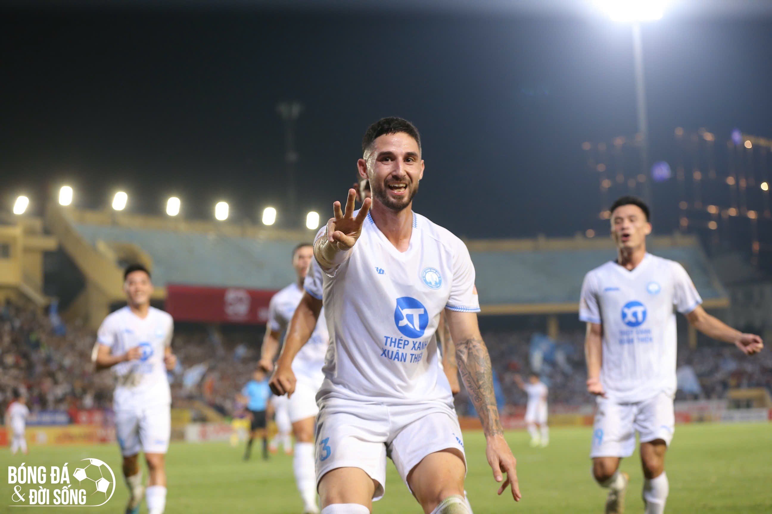 Nam Định biến "siêu kinh điển" V.League thành cuộc dạo chơi