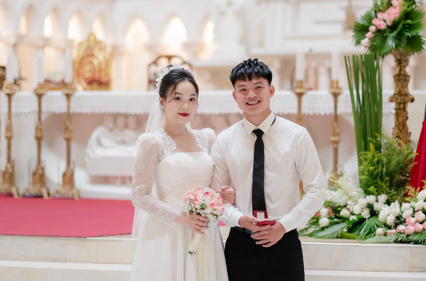 Hậu vệ Hồ Văn Cường tổ chức lễ cưới tại Nghệ An, tiếp tục hướng đến mục tiêu trụ hạng cùng SLNA