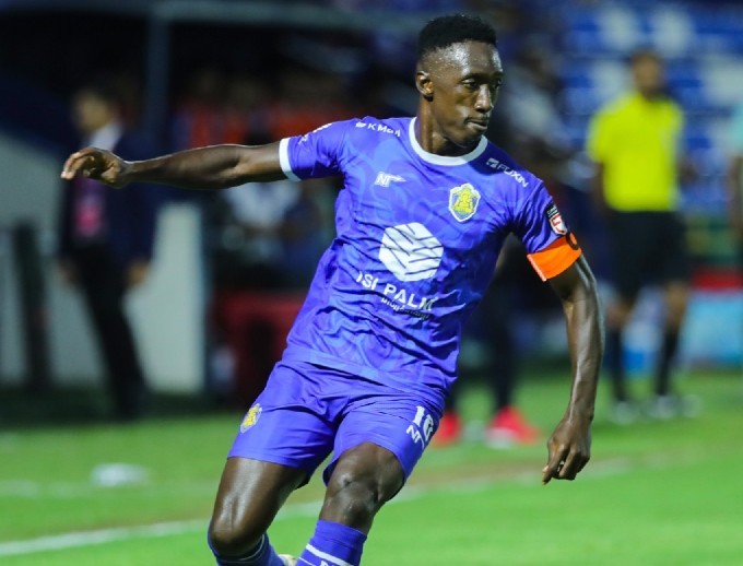 Sao Campuchia lỡ hẹn với Man Utd vì lý do khó đỡ, HLV Kim Sang Sik lại rối