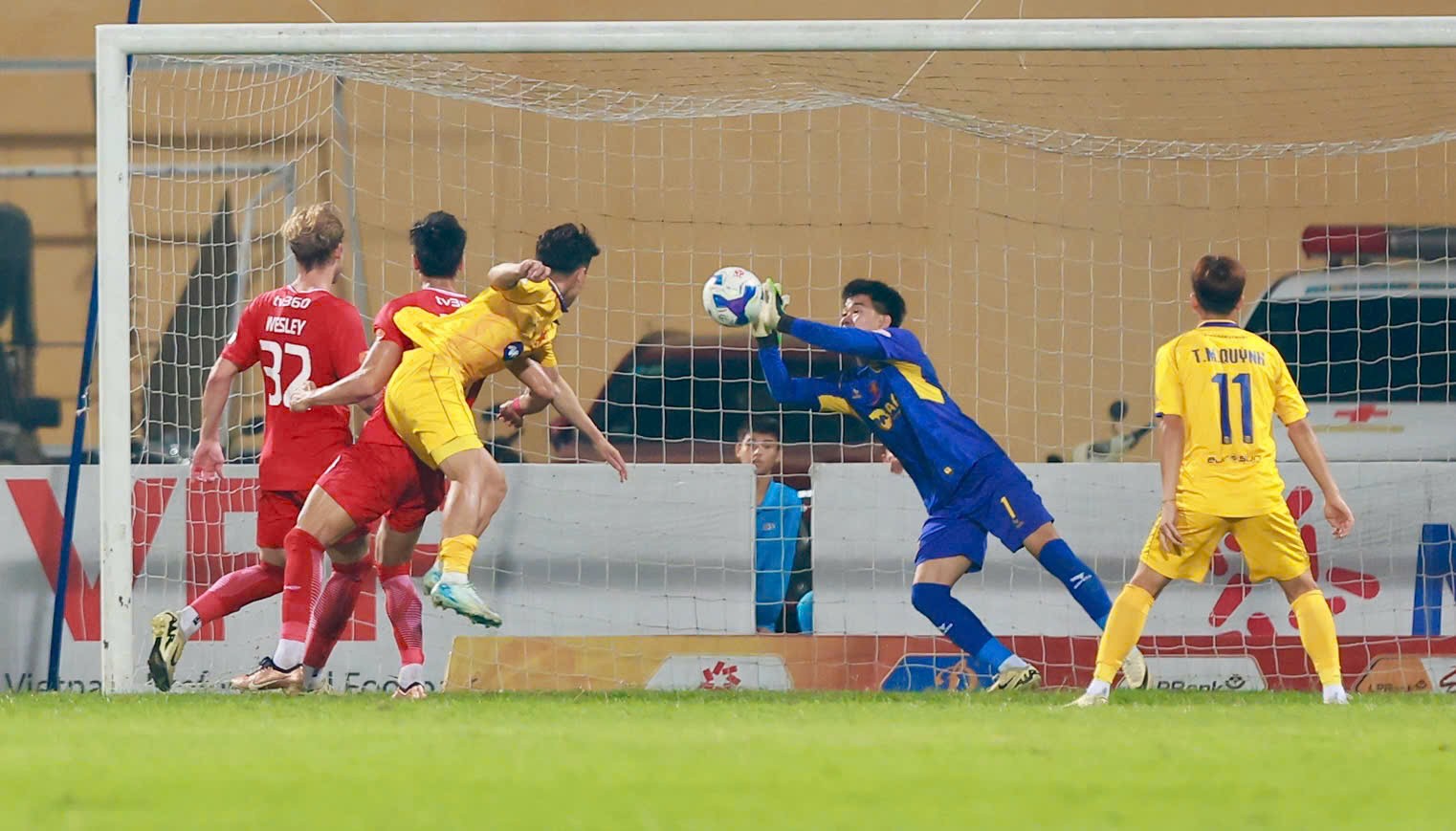 Sông Lam Nghệ An gặp khó trước trận gặp Hà Nội FC