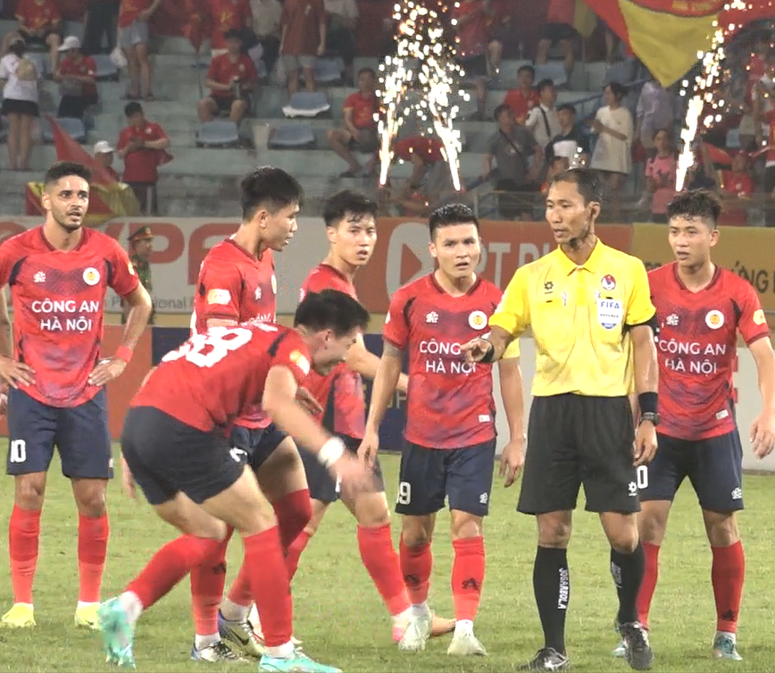 Quang Hải phản ứng cực gắt với trọng tài từng bị kỷ luật, Bùi Hoàng Việt Anh bức xúc