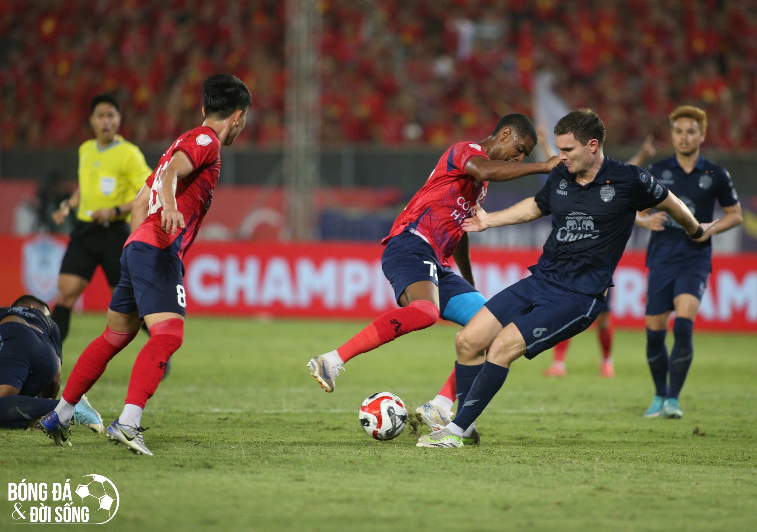 Hai lần dẫn bàn, CAHN vẫn đánh rơi chiến thắng trước đại diện Thái Lan