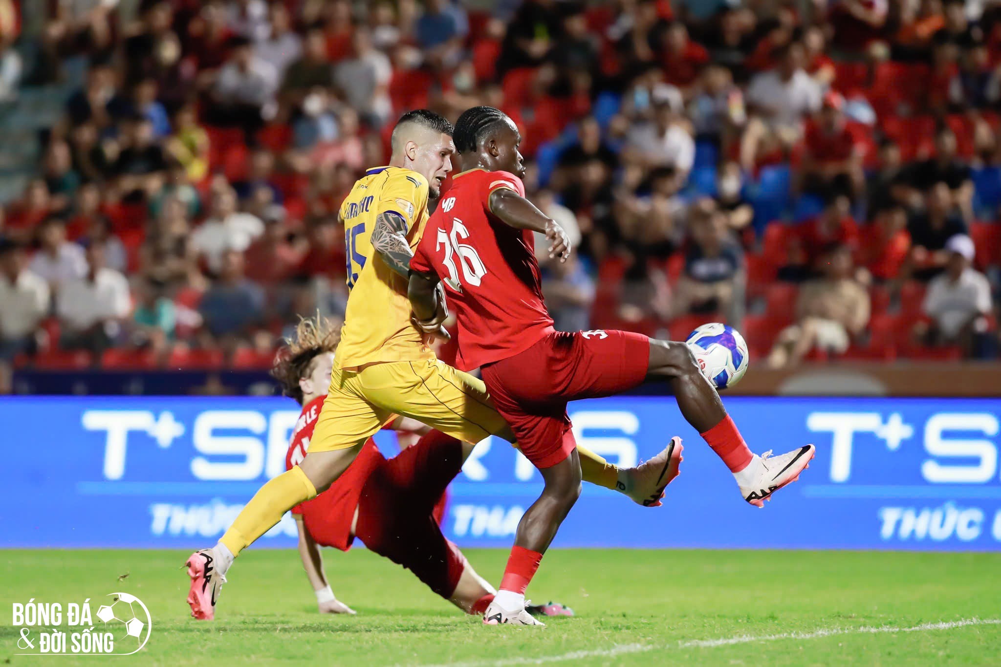 Kết quả V-League: Ngoại binh toả sáng, Sông Lam Nghệ An thắng kịch tính Hà Tĩnh