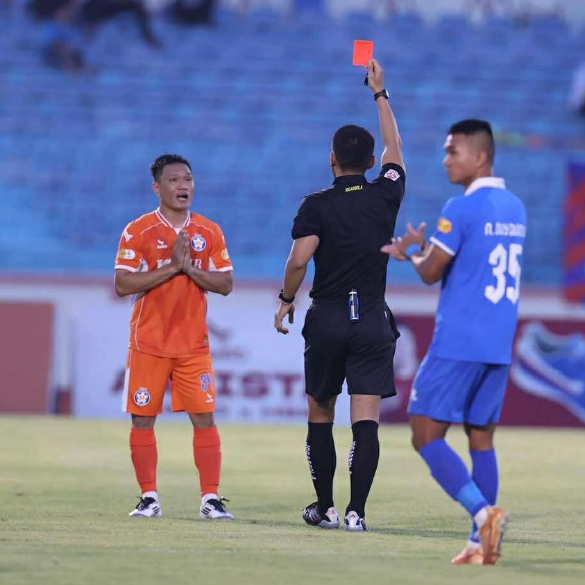 CLB Đà Nẵng thắng nghẹt thở Quảng Nam dù chơi thiếu người