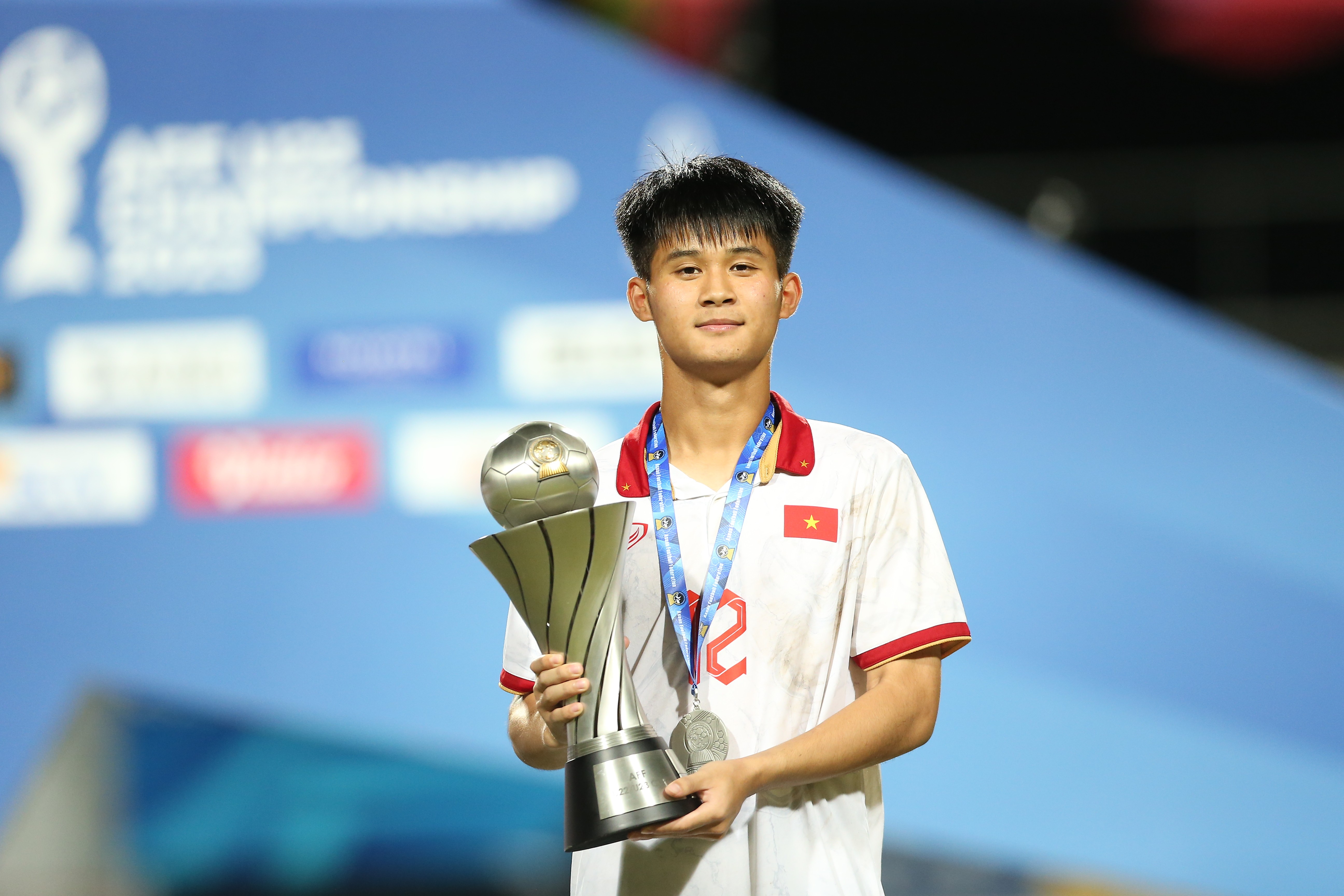 Tiền vệ Lê Đình Long Vũ và hành trình tuổi 18 không lùi bước