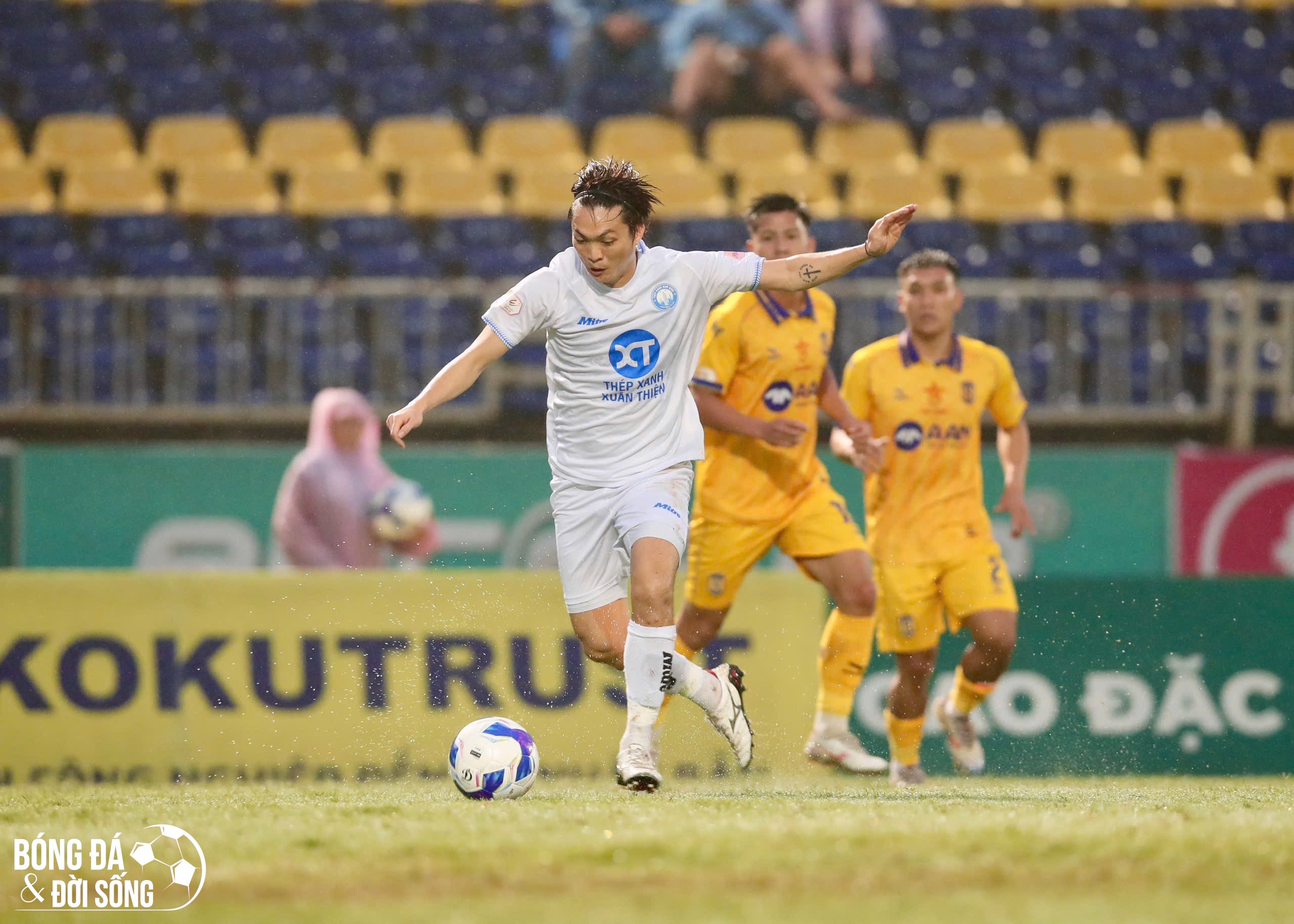 Kết quả V-League: Thắng kịch tính SLNA, Nam Định tiến sát ngôi vô địch