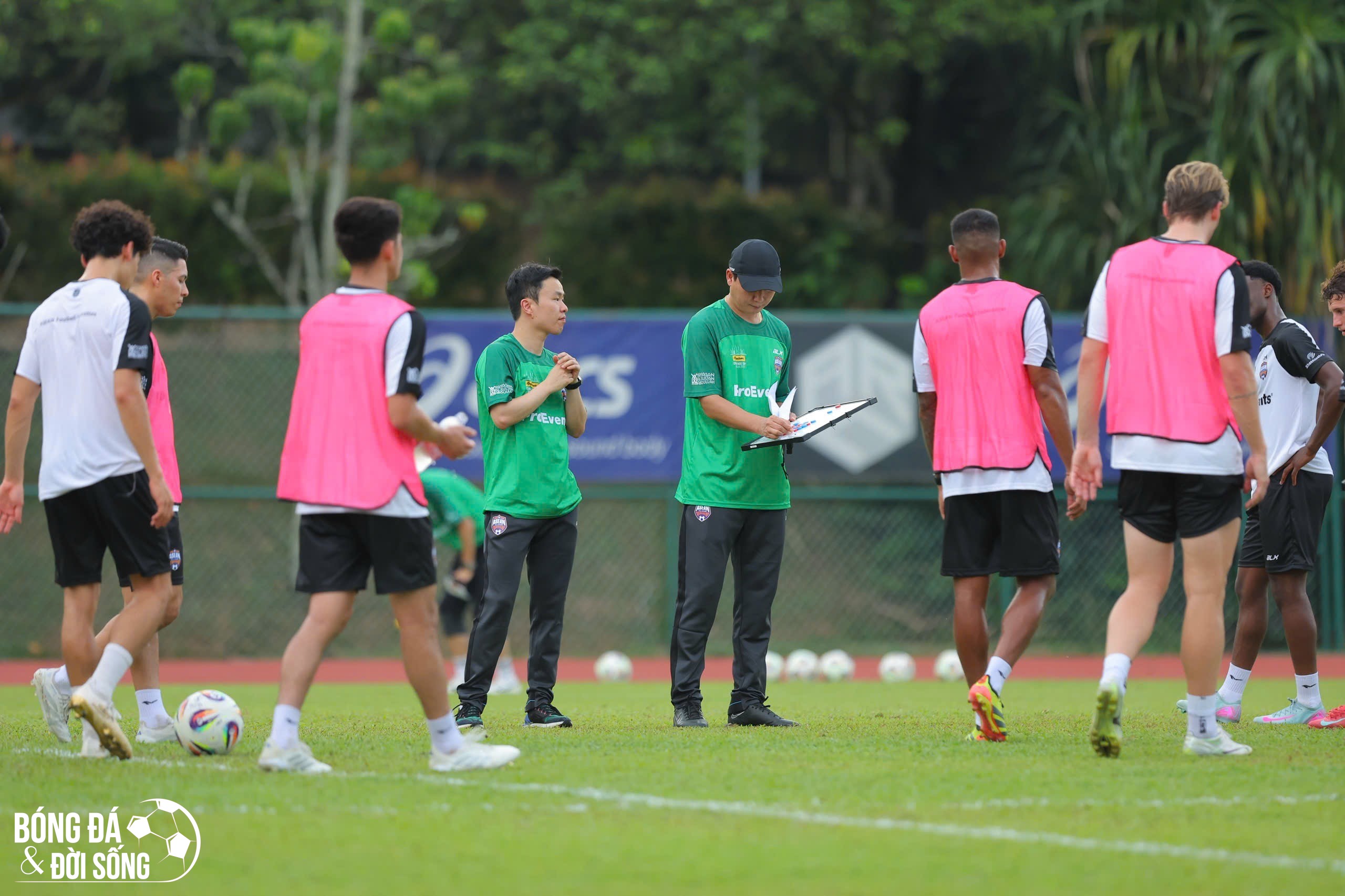 Thầy trò HLV Kim Sang Sik hừng hực khí thế trước ngày đấu Man United