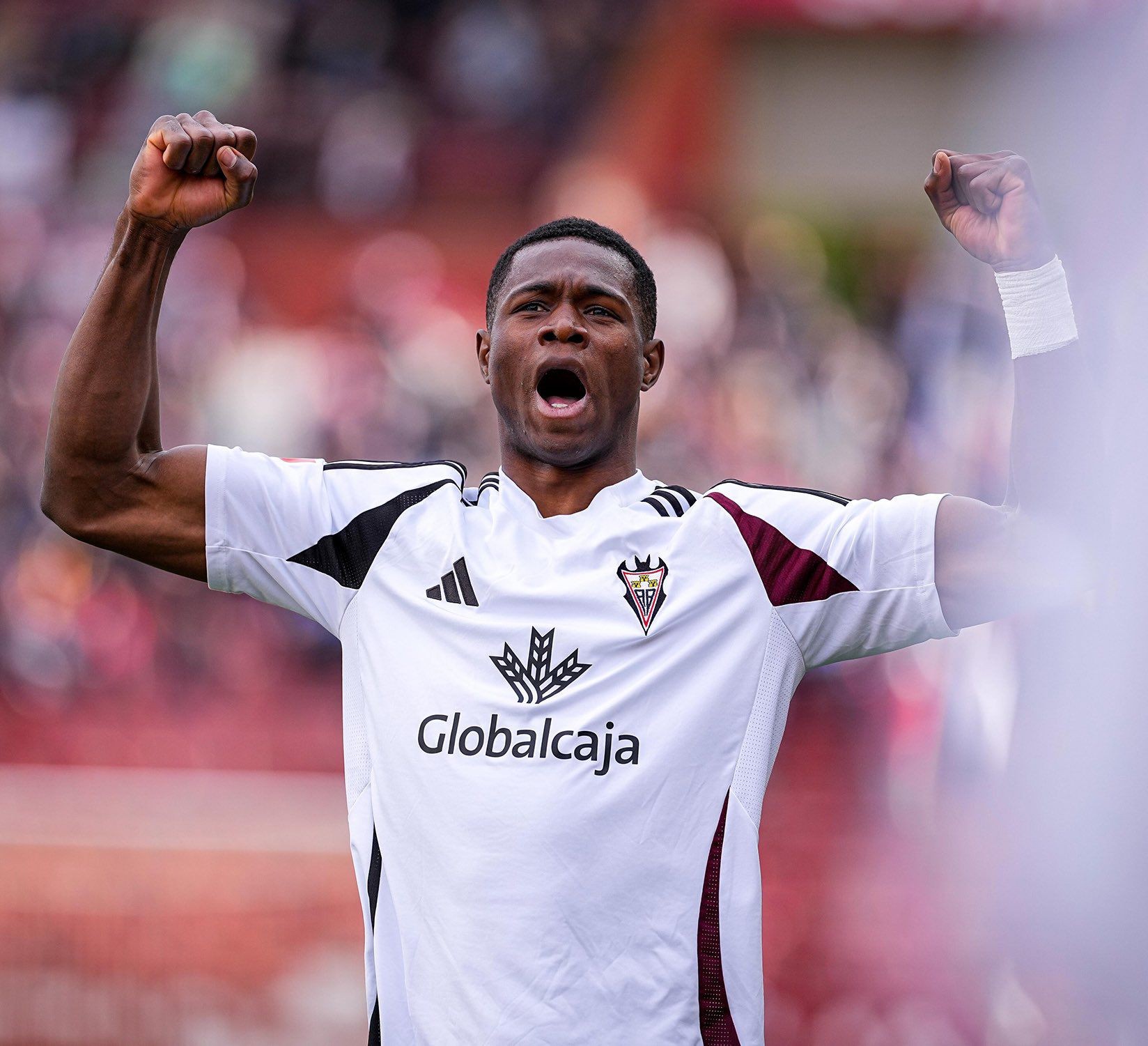 Man Utd theo đuổi tiền đạo rẻ hơn cả Xuân Son