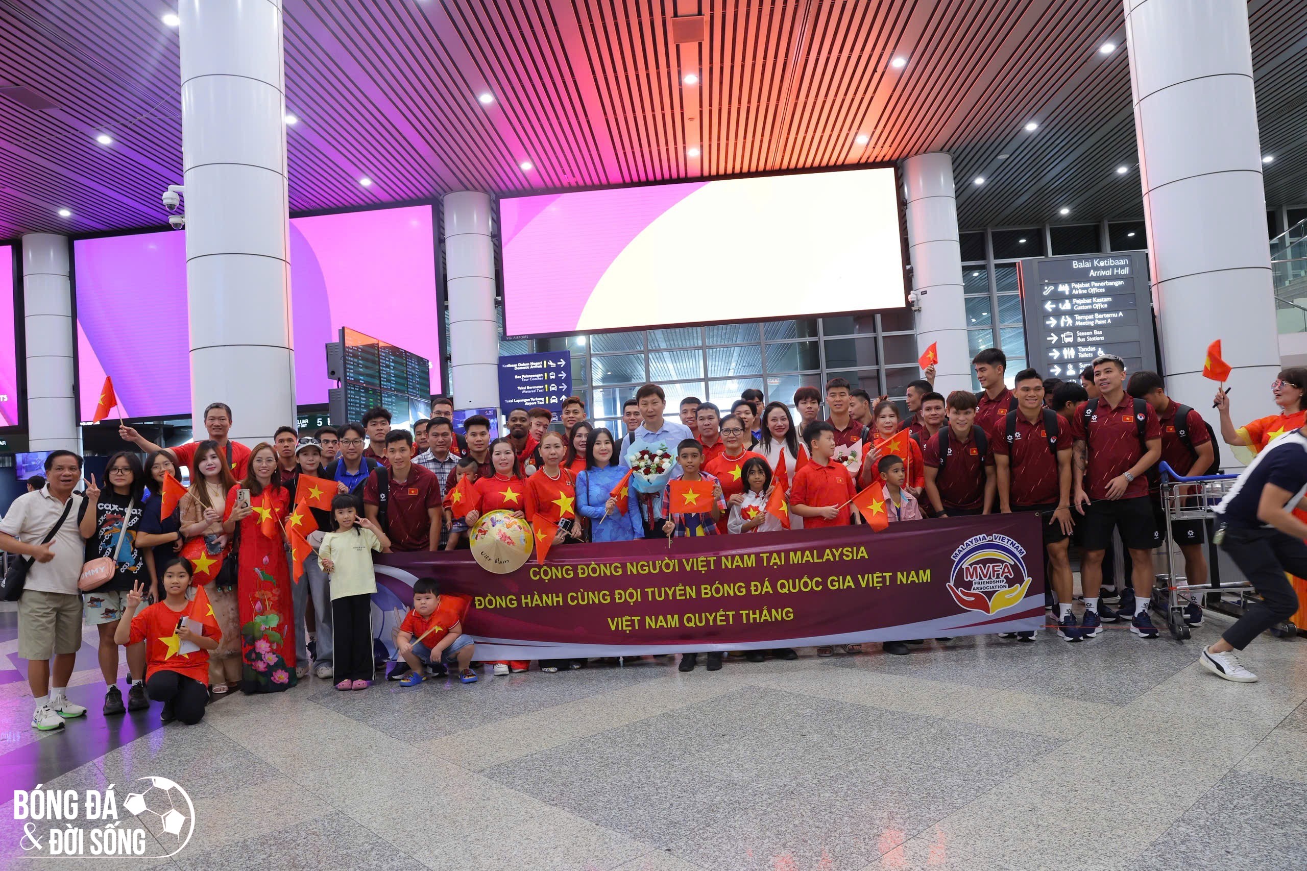 Tuyển Việt Nam nhận tiếp lửa cuồng nhiệt từ kiều bào tại Malaysia