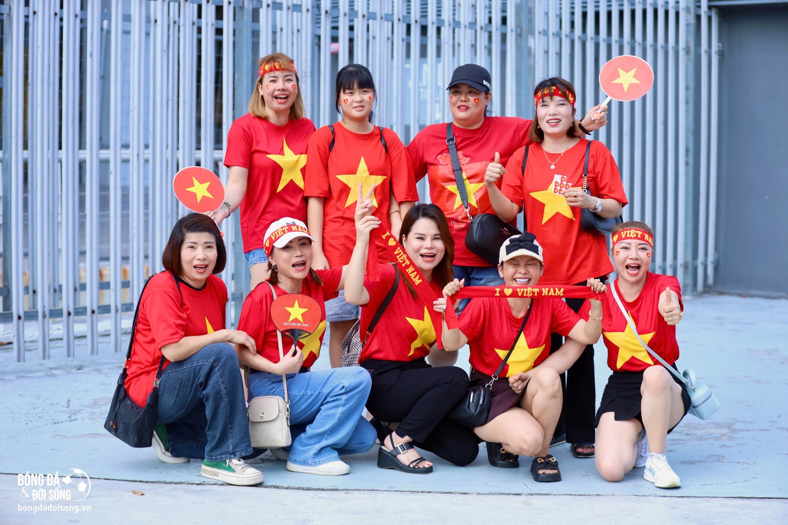 CĐV Việt Nam nhuộm đỏ Bukit Jalil, tiếp lửa thầy trò HLV Kim Sang Sik