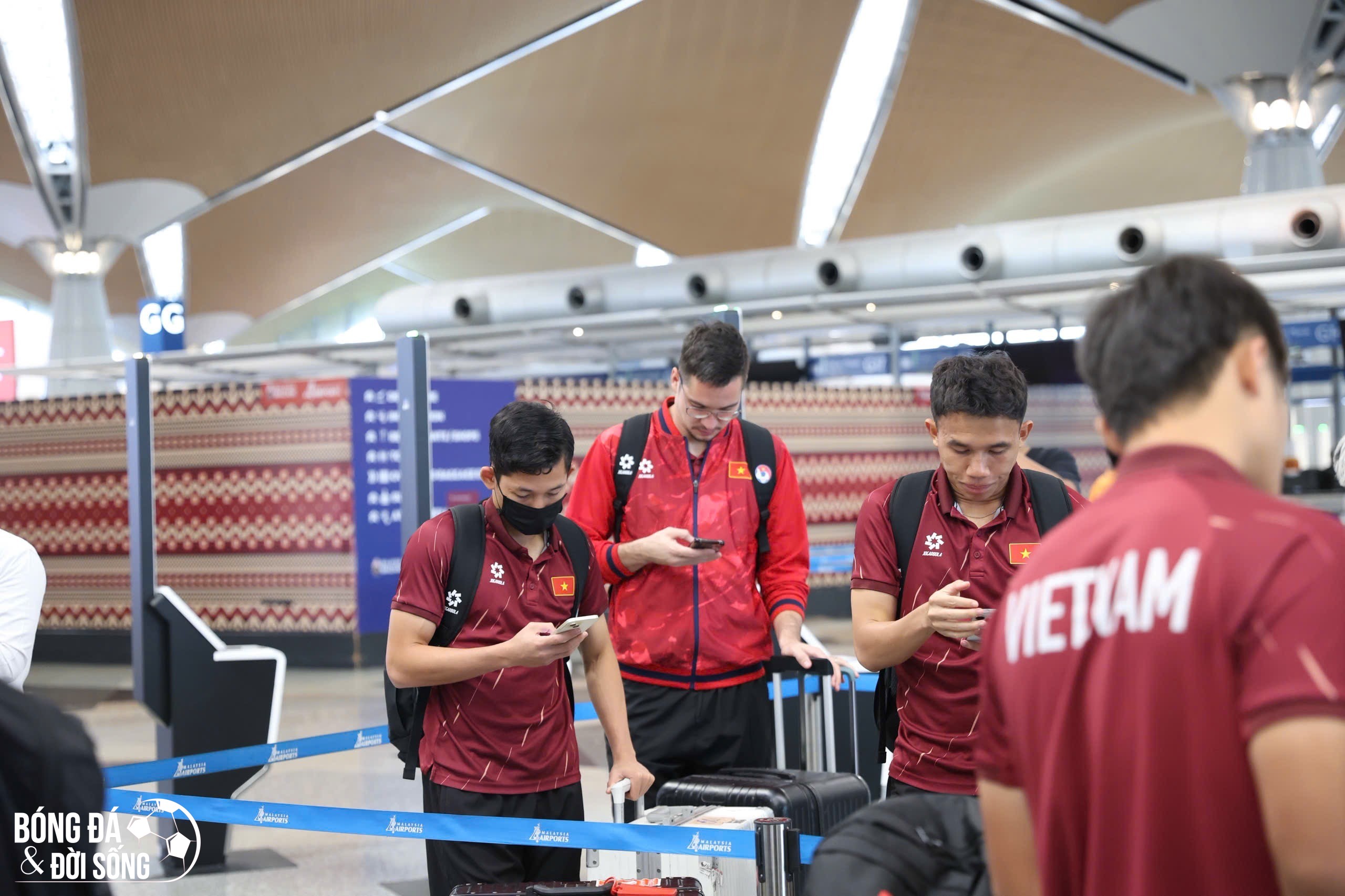 ĐT Việt Nam lặng lẽ rời Malaysia sau thảm bại tại Bukit Jalil