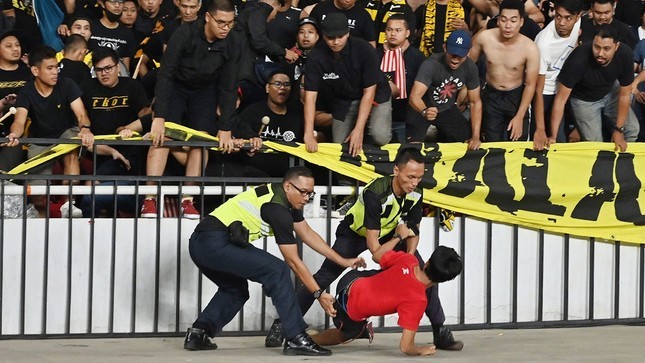CĐV Malaysia ẩu đả sau trận thắng Việt Nam