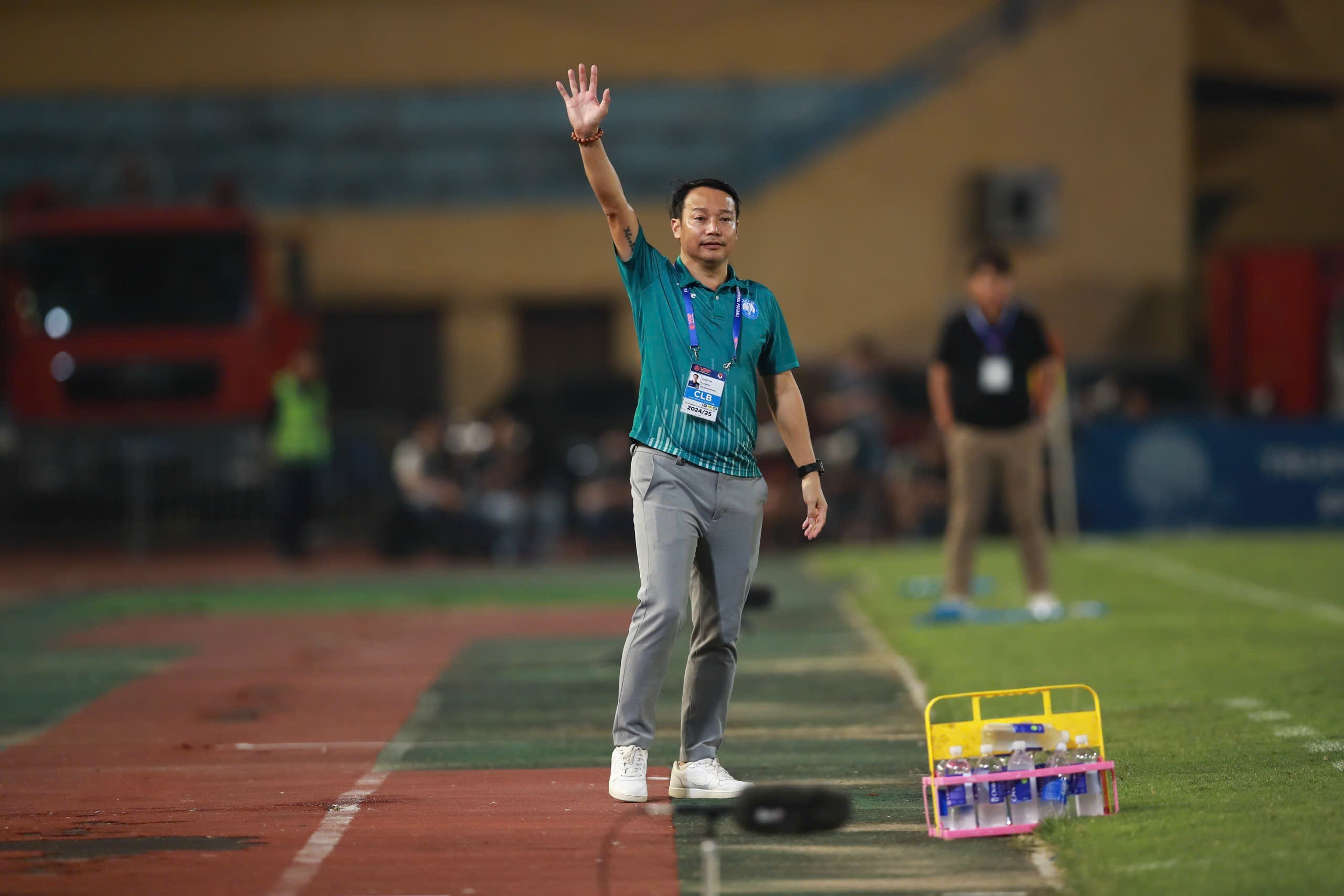 HLV Vũ Hồng Việt xúc động khi đưa Nam Định lên ngôi vô địch trong ngày lịch sử