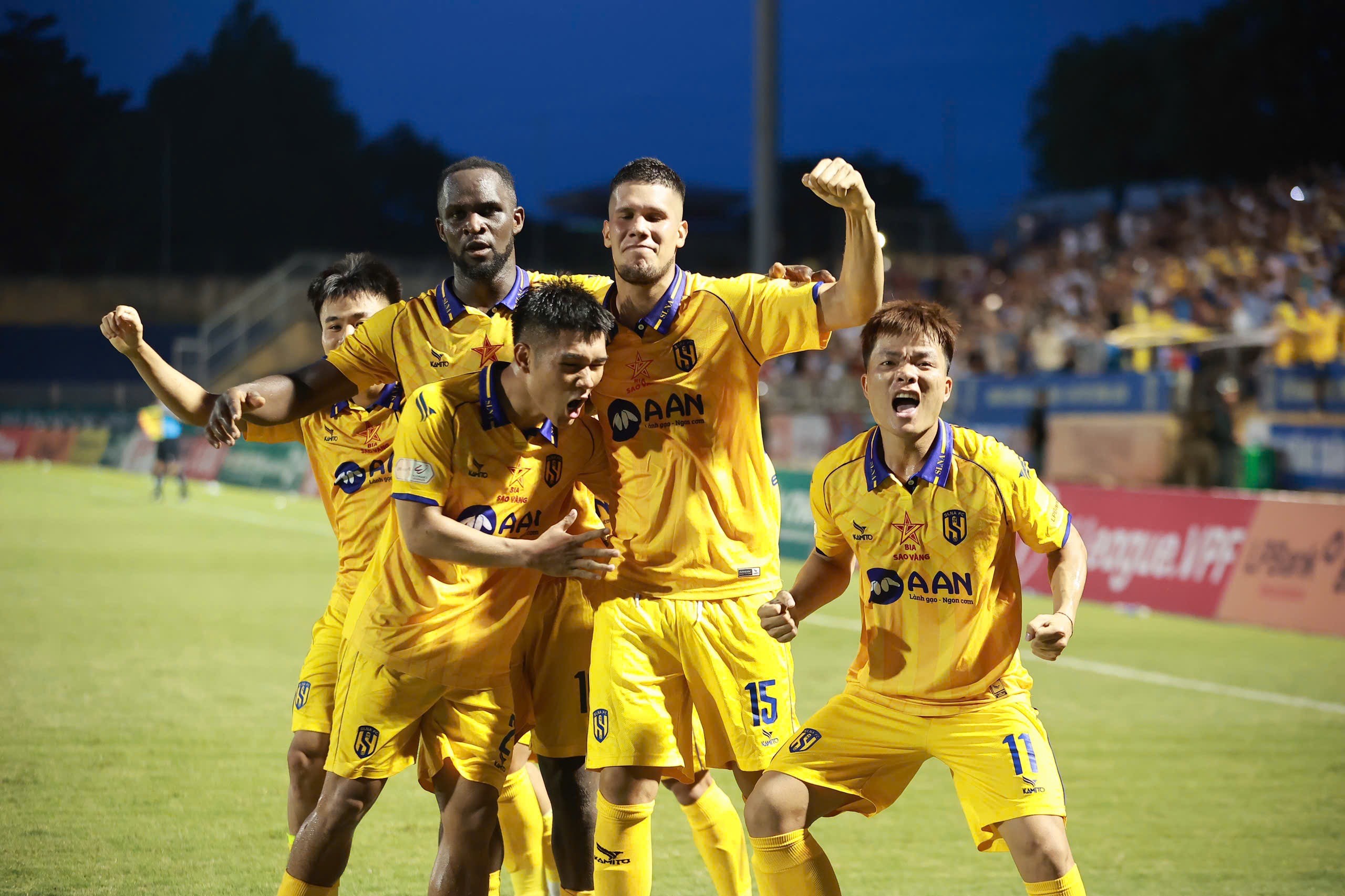 Kết quả V-League: Ngược dòng kịch tính, Sông Lam Nghệ An chính thức trụ hạng