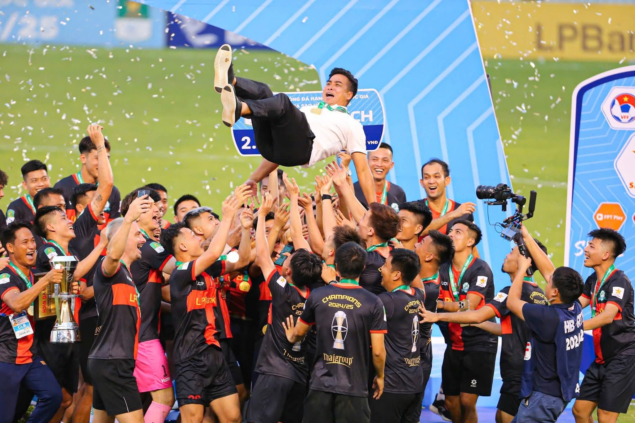 Tân vương hạng Nhất đổi tướng trước thềm V-League 2025/26