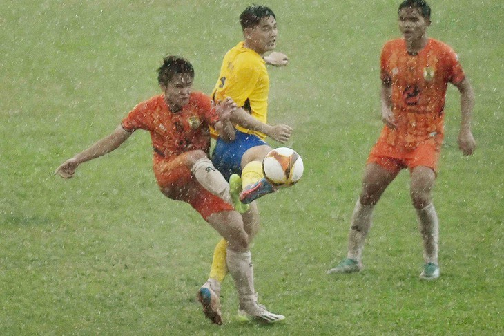 Hy hữu ở Giải hạng nhì: Trận Vĩnh Long vs Kon Tum phải đá nốt 7 phút vào sáng hôm sau vì mưa lớn