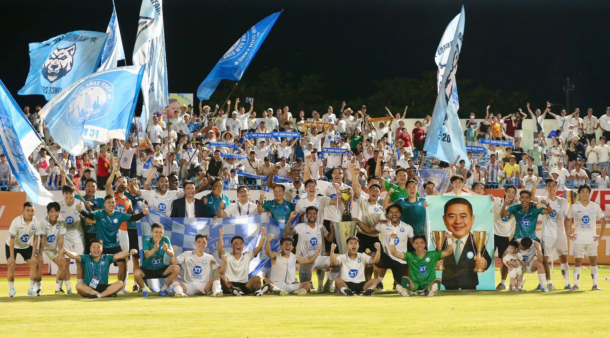 Thép Xanh Nam Định mở hội tại Thiên Trường, nâng cúp vô địch V-League 2024/25