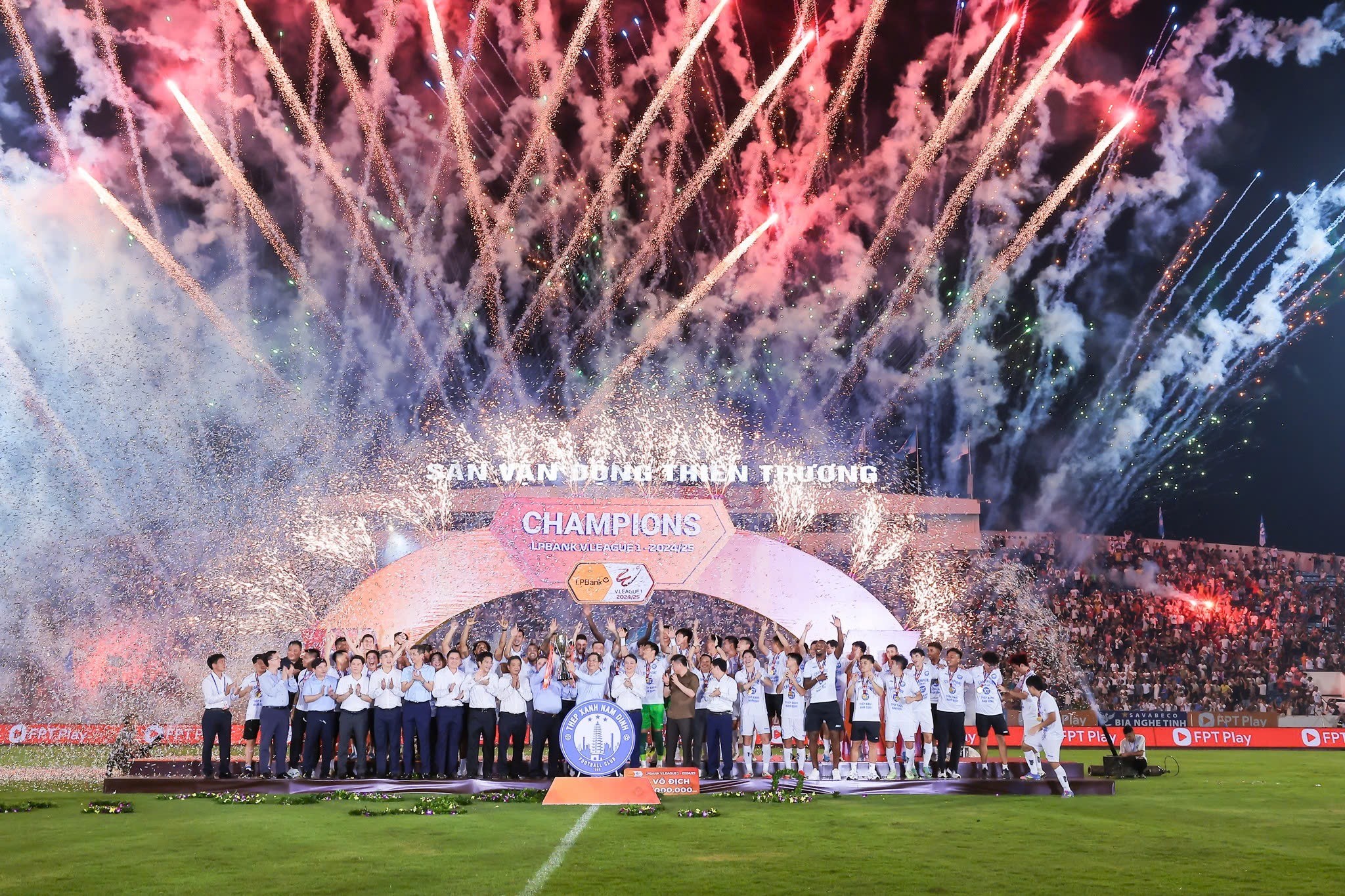 Thiên Trường rực lửa ngày Nam Định bước lên đỉnh V-League