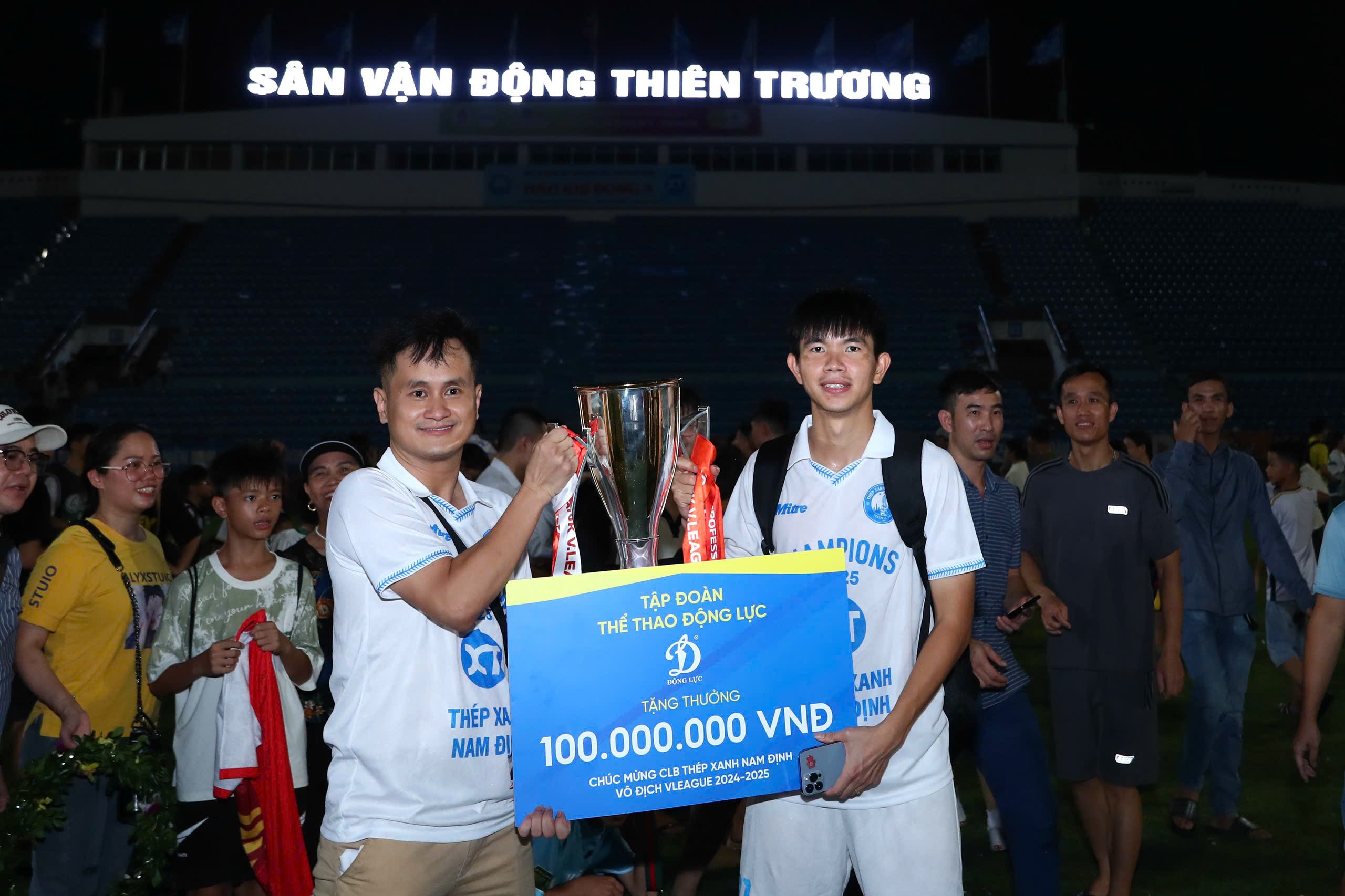 Tập đoàn Động Lực thưởng nóng Nam Định sau chức vô địch V-League
