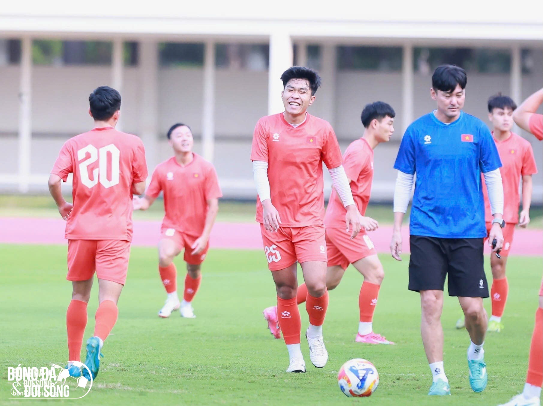 HLV Kim Sang Sik nhận tin vui trước trận đại chiến U23 Philippines