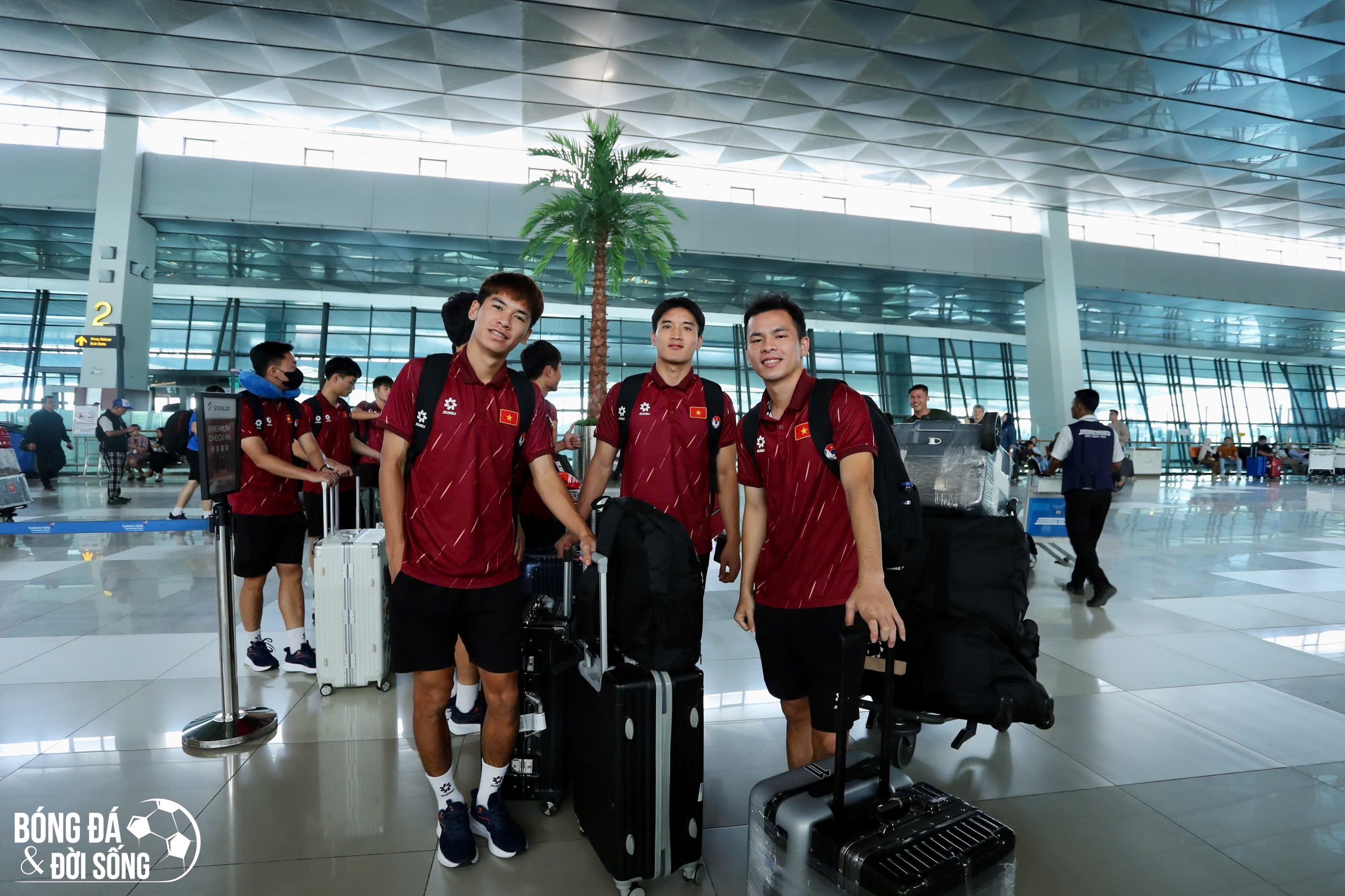 U23 Việt Nam rời Jakarta: Nụ cười chiến thắng và sự mến khách từ người hâm mộ Indonesia