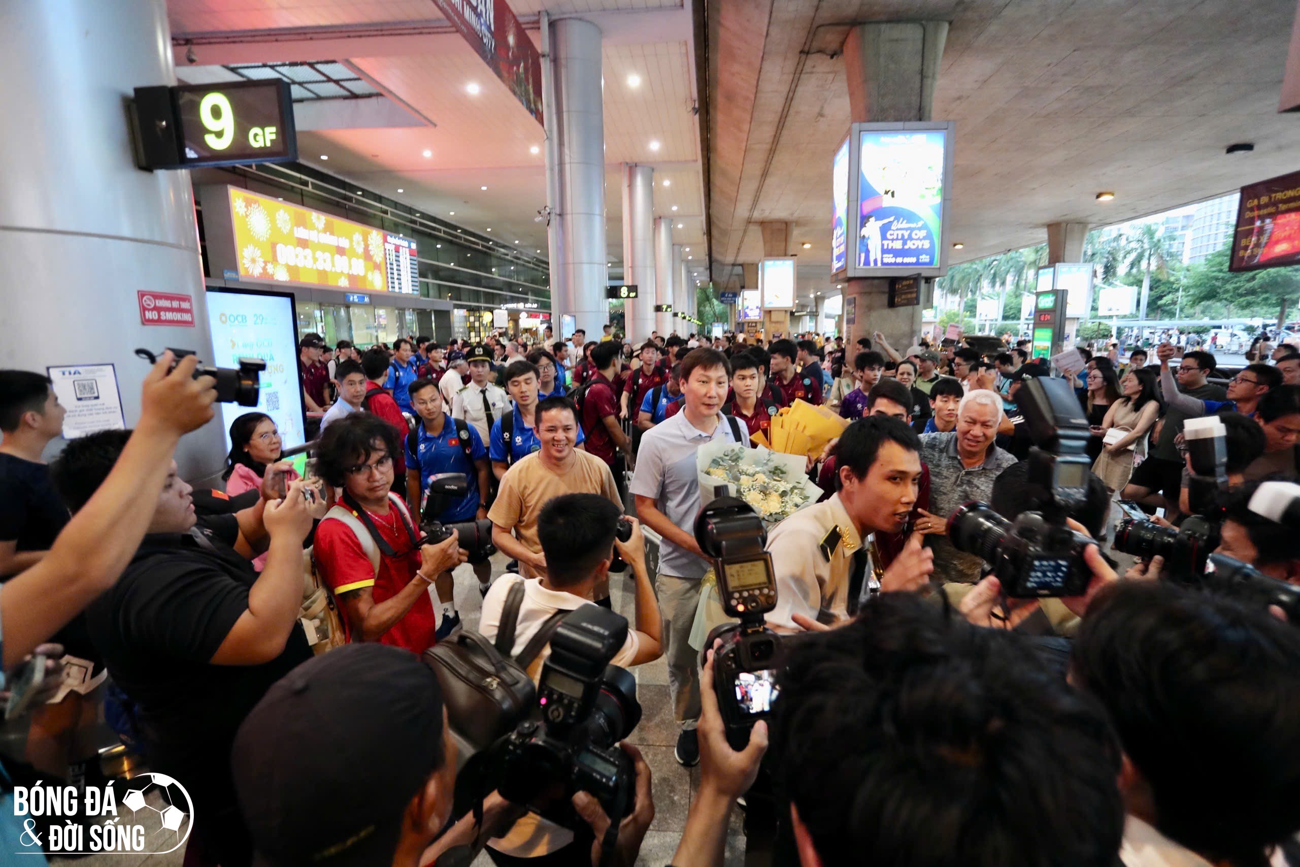 U23 Việt Nam trở về trong vòng tay người hâm mộ sau chiến thắng lịch sử