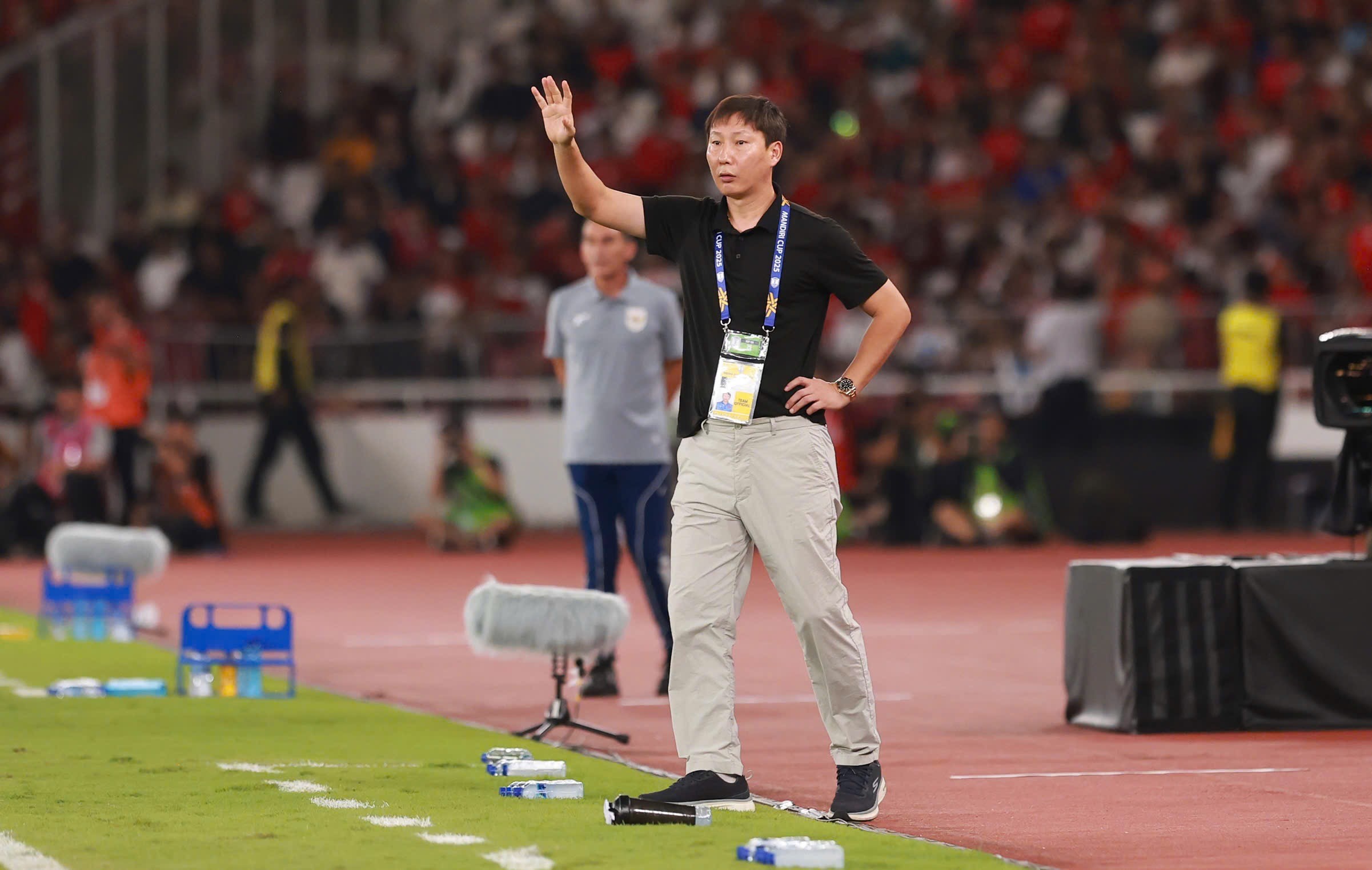 HLV Kim Sang-sik lo cầu thủ trẻ khó chen chân ở V-League