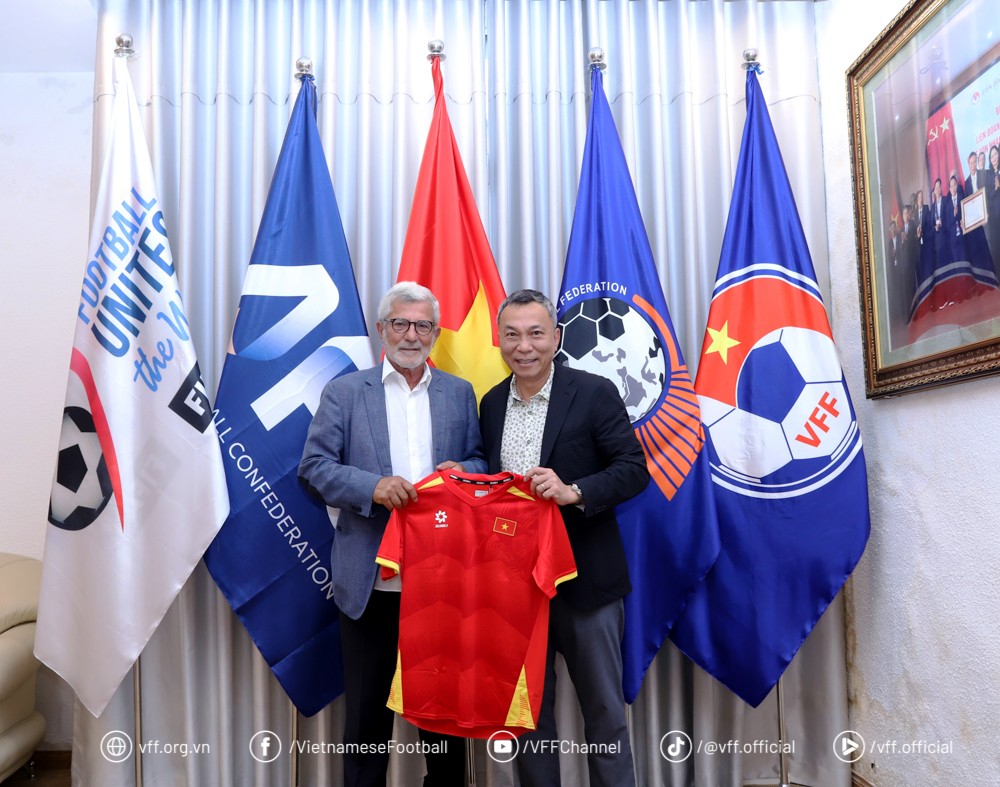 HLV Calisto đánh giá cao sự chuyên nghiệp của bóng đá Việt Nam