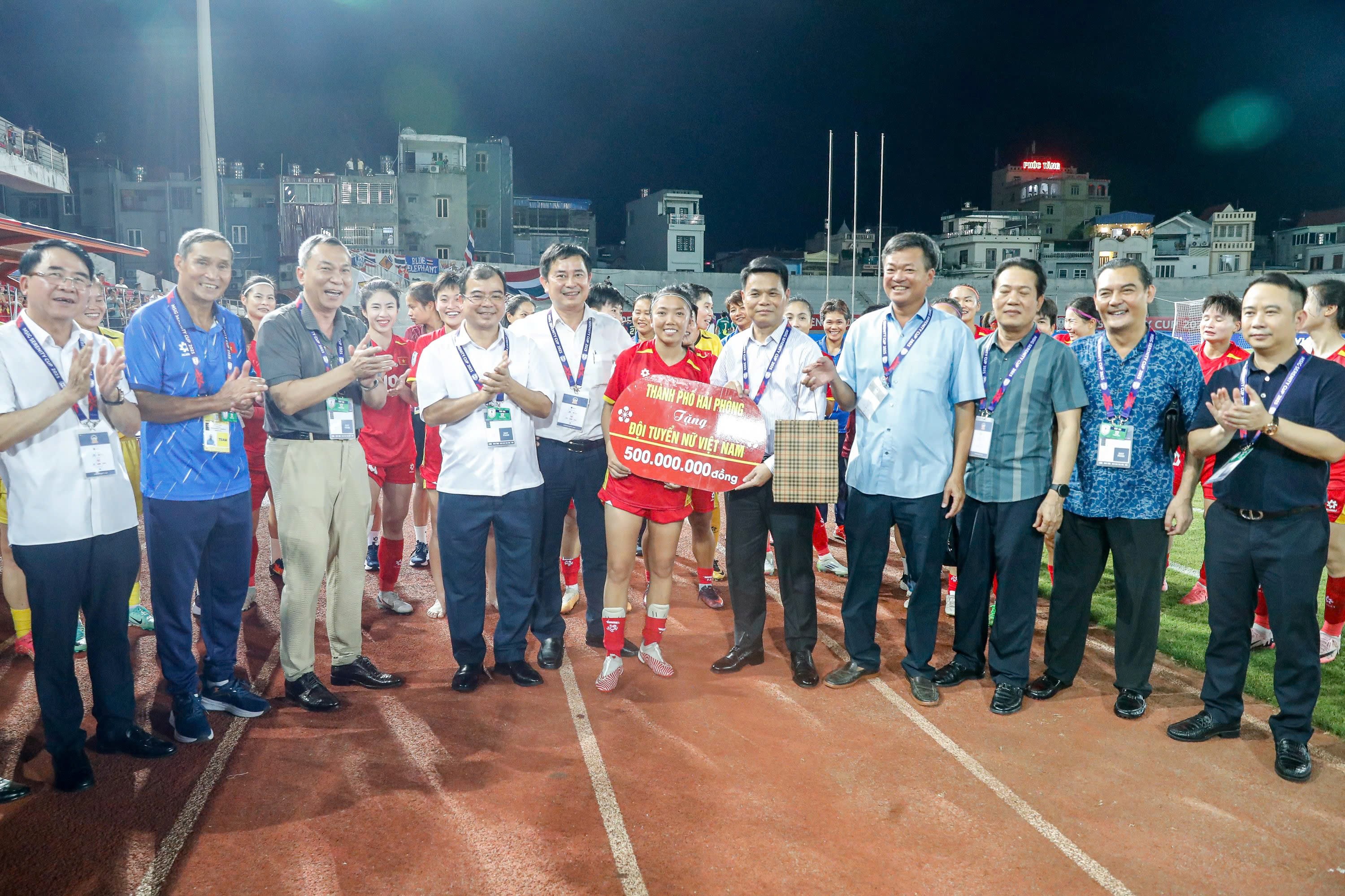 Thắng Thái Lan, tuyển nữ Việt Nam nhận thưởng “nóng” 1 tỷ đồng