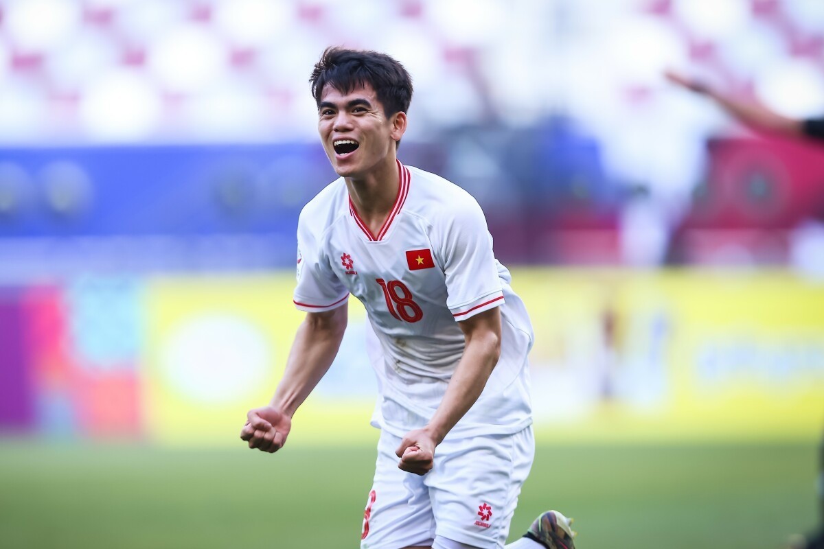 Tiền vệ Khuất Văn Khang báo tin vui cho HLV Kim Sang Sik