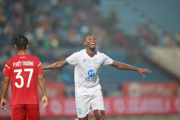 Ngoại binh toả sáng, Nam Định thắng ngược tân binh V-League